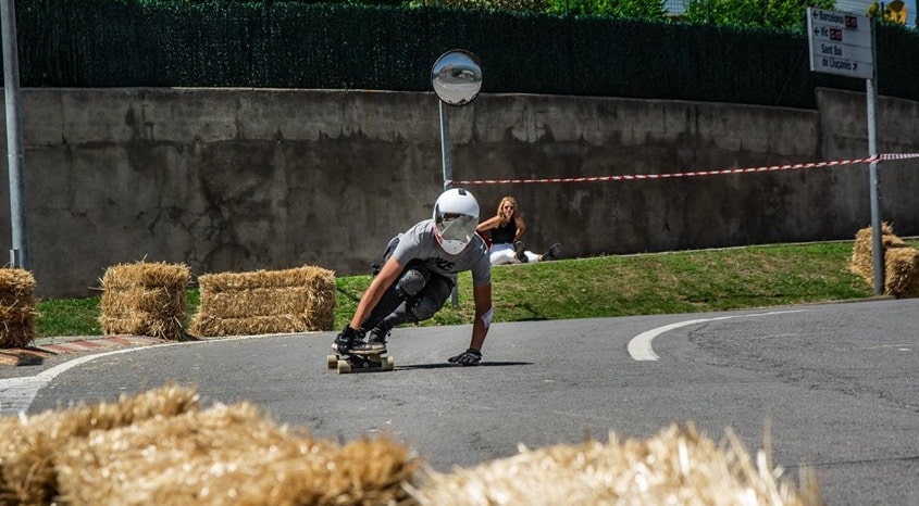 Photo of Javier Díaz doing Downhill in a LongBoard